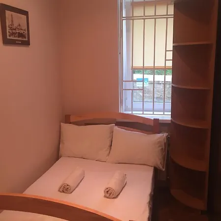 Globus Hostel *